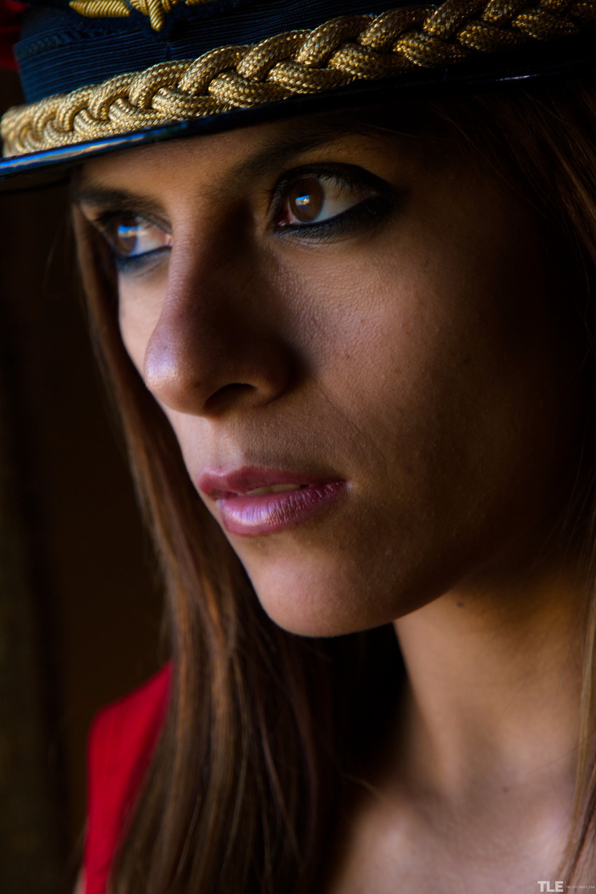 عسكرية بنيت البالوما دي تنزع زيّها وتفرك كسها الشائخ