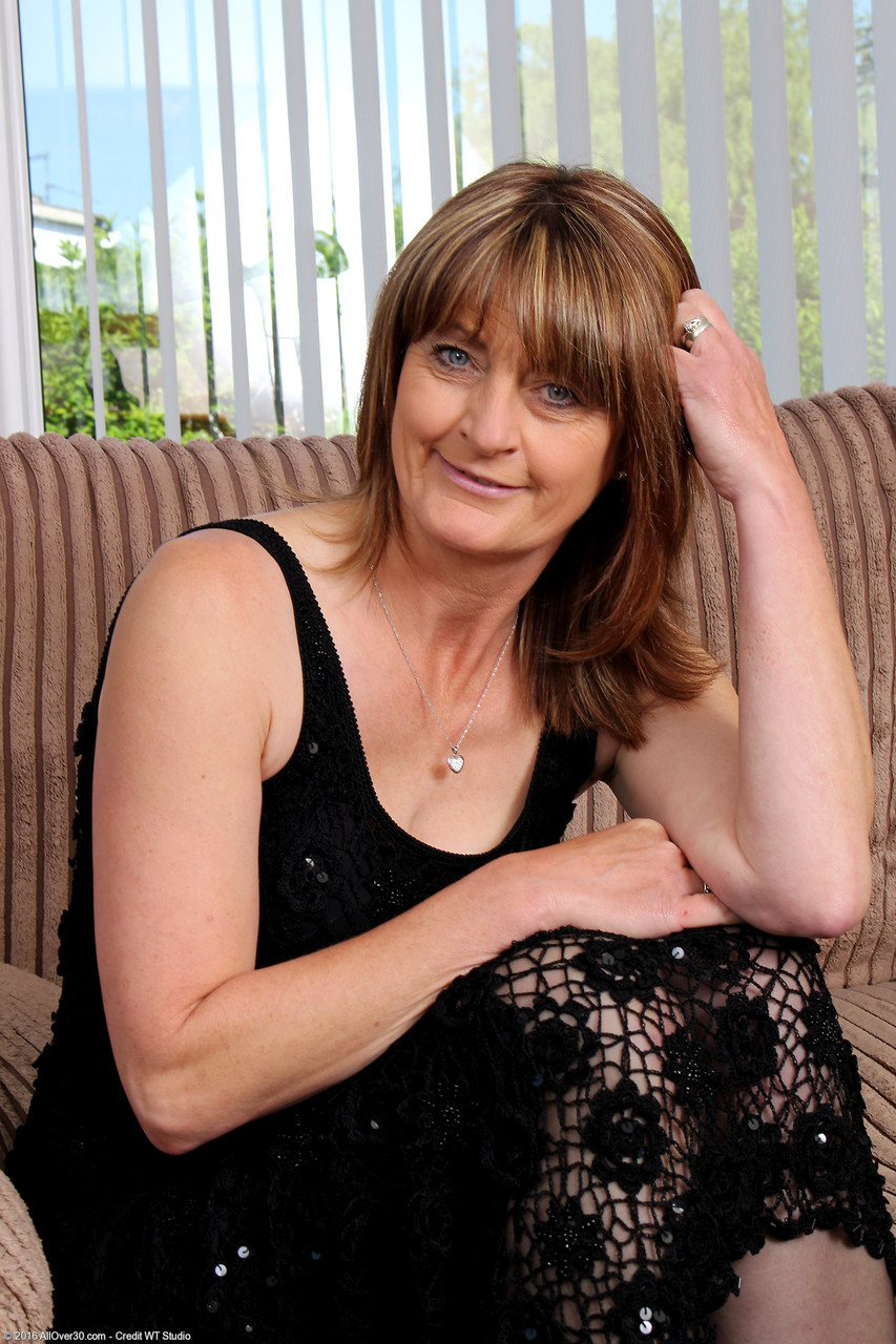 परिपक्व महिला डीईआई स्टॉकिंग्स तक उतरती है और बड़ी गांड दिखाती है