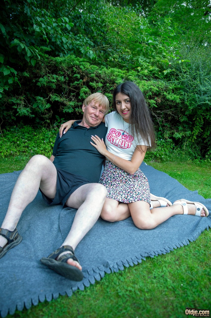 युवा कैटी वेस्ट बड़े आदमी को अपनी योनि खाने और बाग़ में उसके साथ सेक्स करने के लिए मजबूर करती है