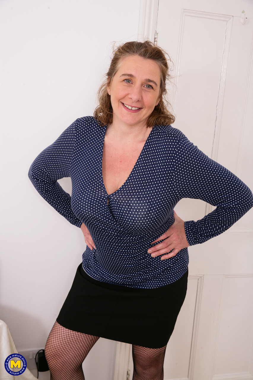 英国の主婦が網タイツをはいてディルドを膣に挿入する