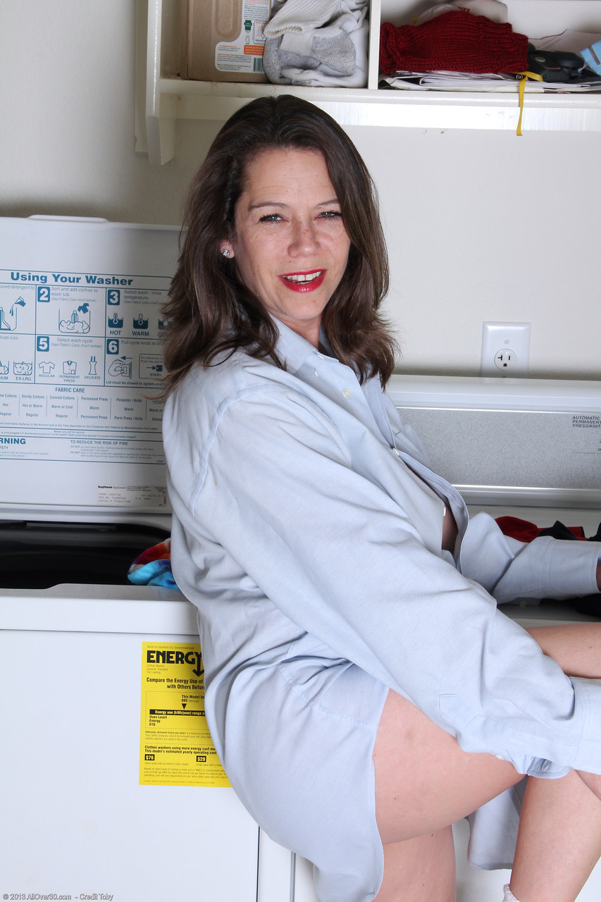 成熟黑发克里斯蒂裸体姿势展露巨大下垂乳房