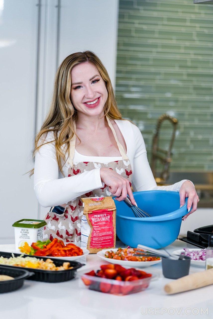 Heiße Milf Alaina Taylor Bekommt Schwanz Und Nimmt Gesichtsbesamung In Der Küche