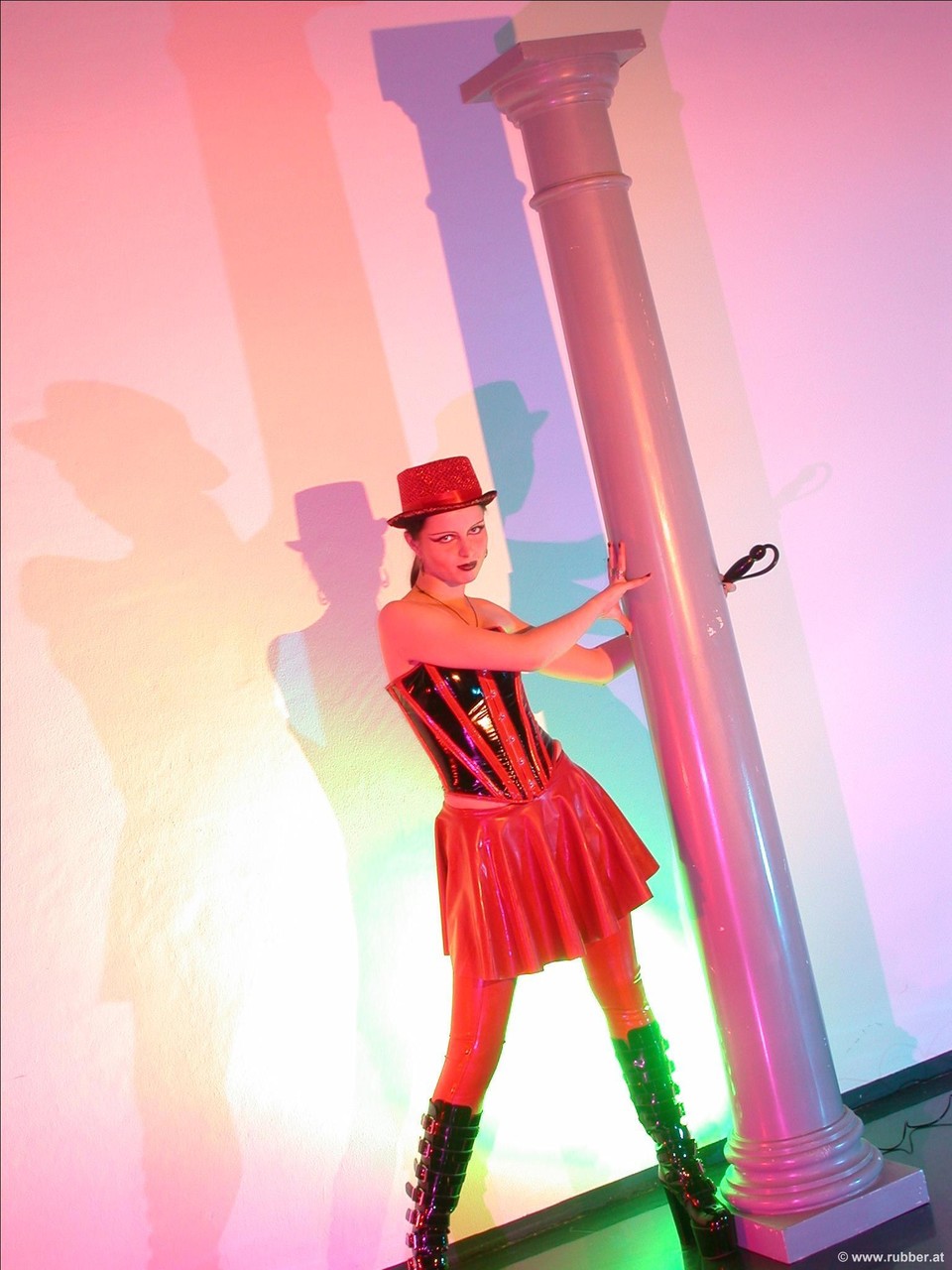 فتاة وحيدة تظهر فرجها أثناء عرض داخلي رائع