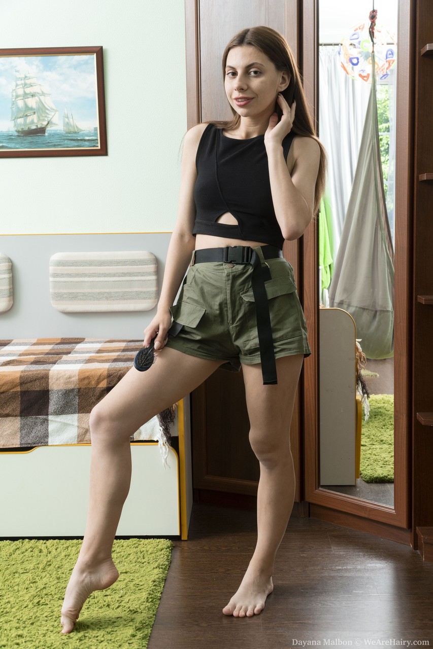 अमेच्यूर अमेरिकी दयाना मालबॉन अपने रोएंदरे जांघों को उघाड़ती और मलती है