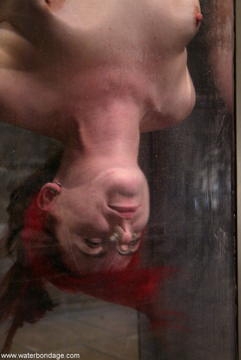 पानी बंधन सेक्स गैलरी, डाना डीआरमंड के साथ