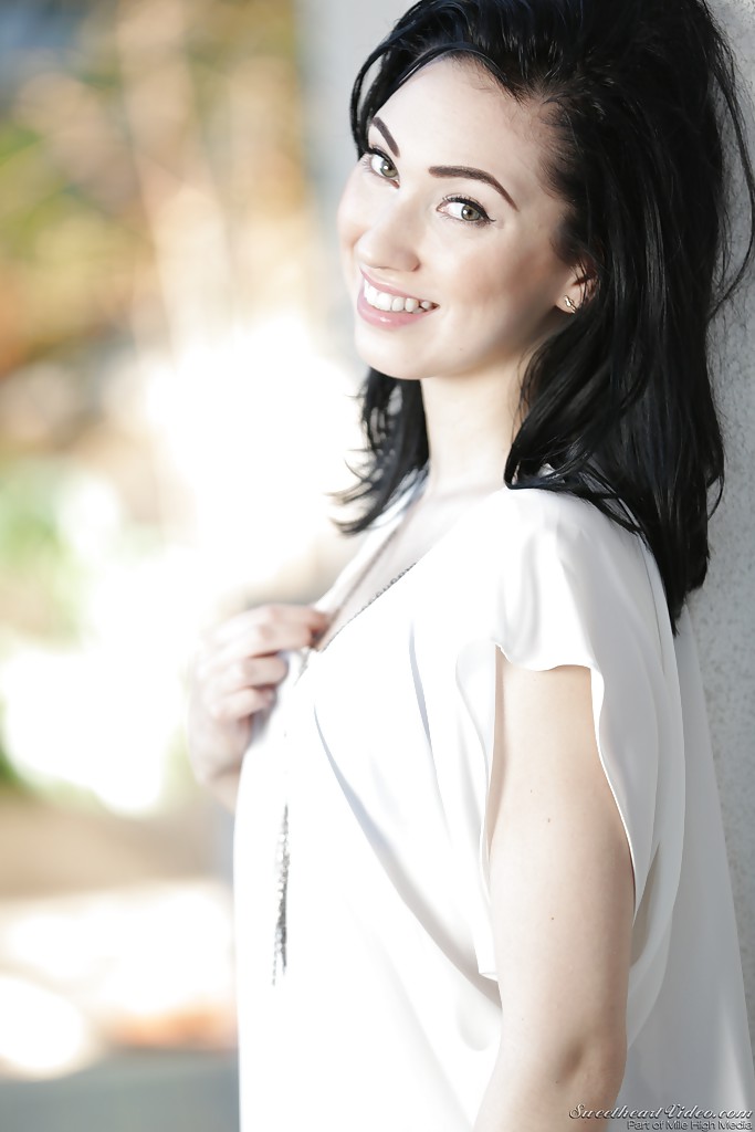 युवा भूरी बालों वाली सुंदरी आरिया अलेक्जेंडर हाई हील्स में बाहर नग्न पोज़ देती हुई