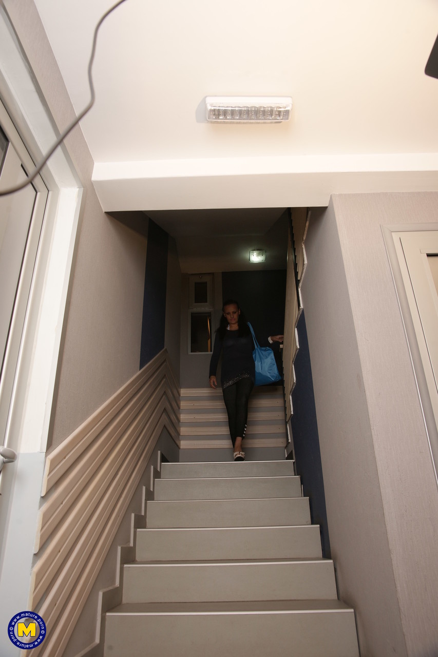 成熟美女在水疗中心脱衣裸体摆姿势