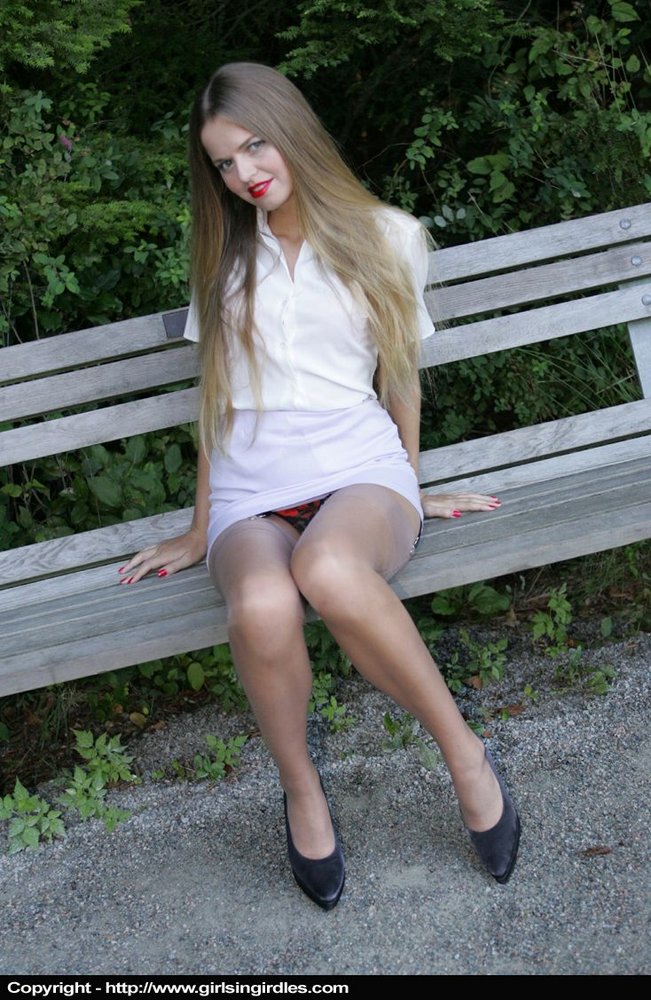 长发红唇的业余模特穿着内衣漫步