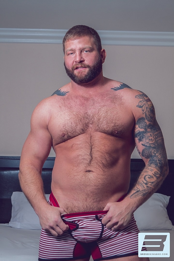 مصارعون مثليون جنسياً يؤدون فموي والإيلاج الشرجي العنيف