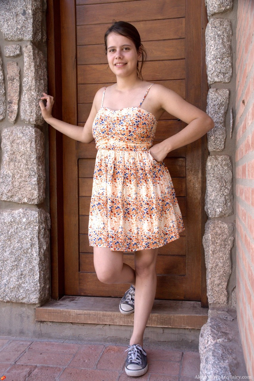 Любитель Акито Показывает Большие Натуральные Сиськи И Волосатую Киску В Соло-Шоу