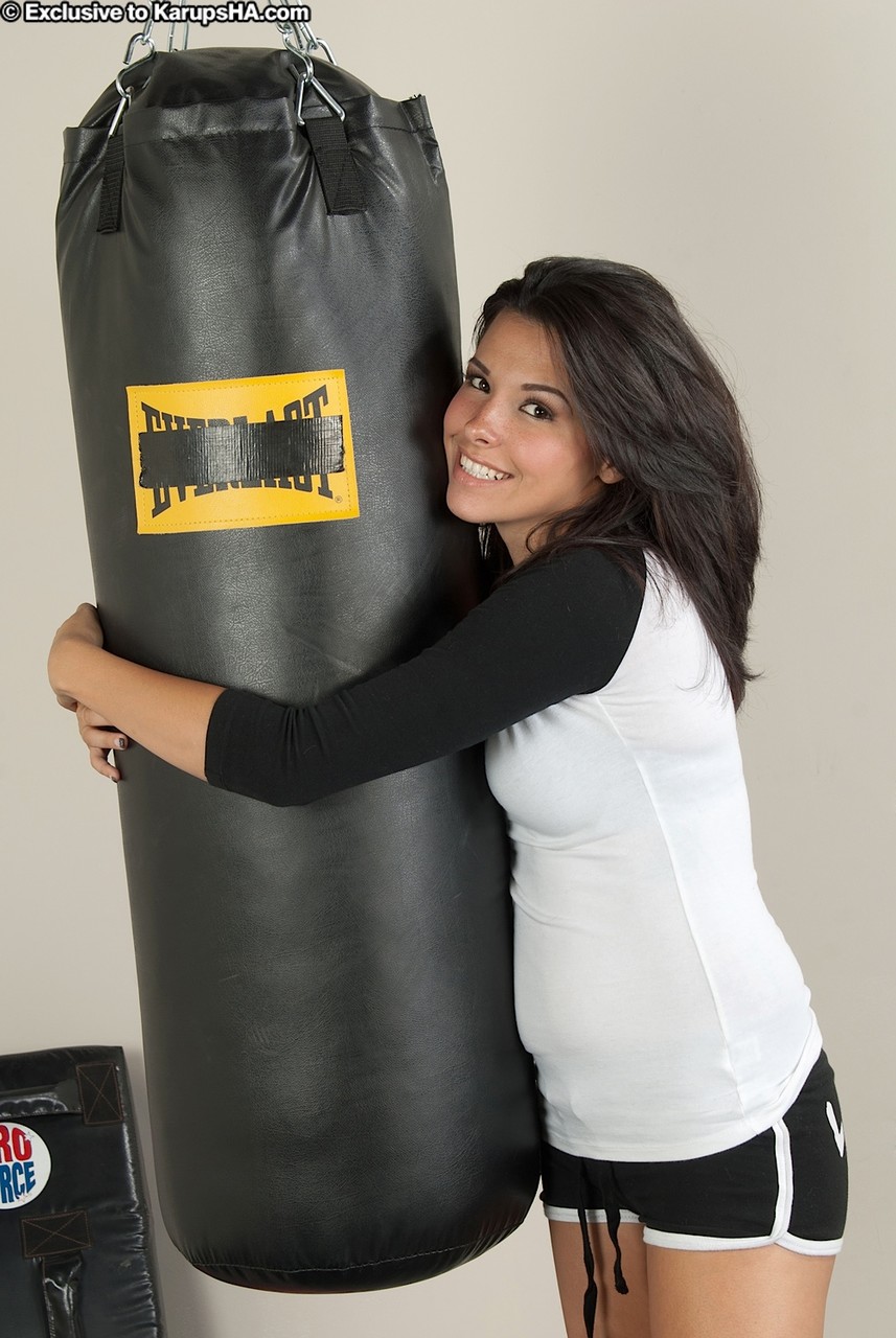 青少年业余爱好者丹妮卡·迪兰揭示了她的身材并使用玩具自慰