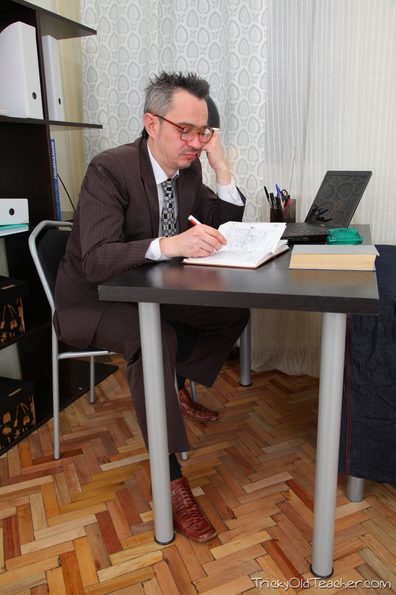 المراهقة الشقراء ذات الصدر الجميل شيلي تُنكح من المعلّم