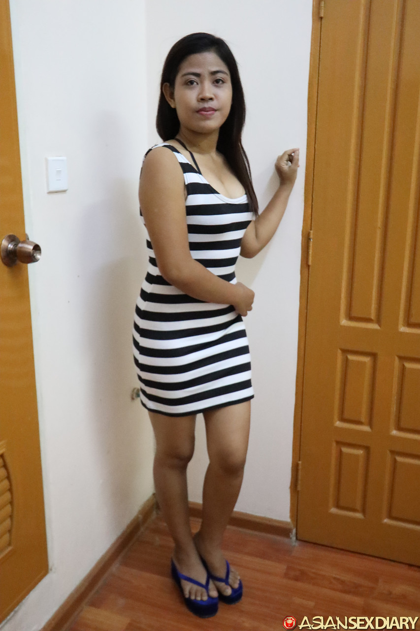 पेटाइ थाई मिसी बी स्ट्रिप्स करती है और पीओवी में चुदती है