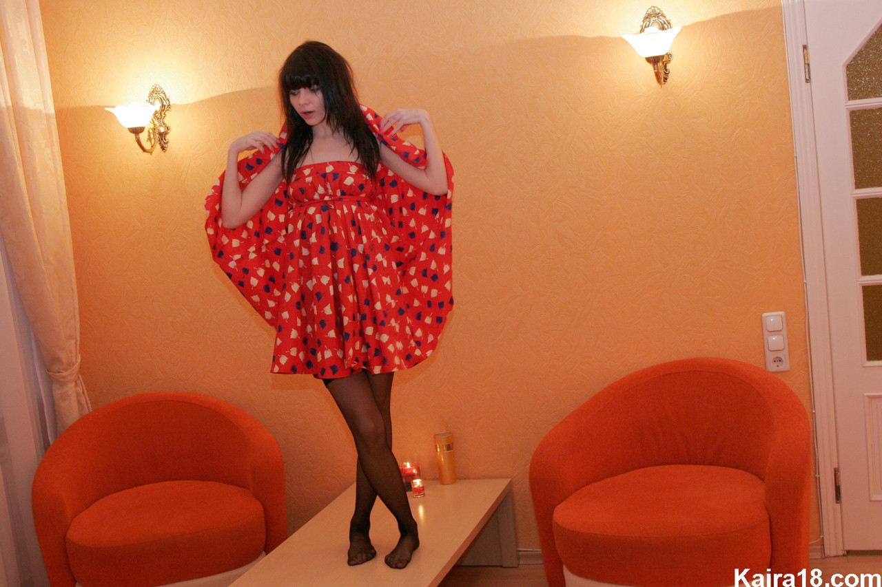 可爱的青少年Kaira 18岁 上身裸露 穿黑色内裤和长筒袜