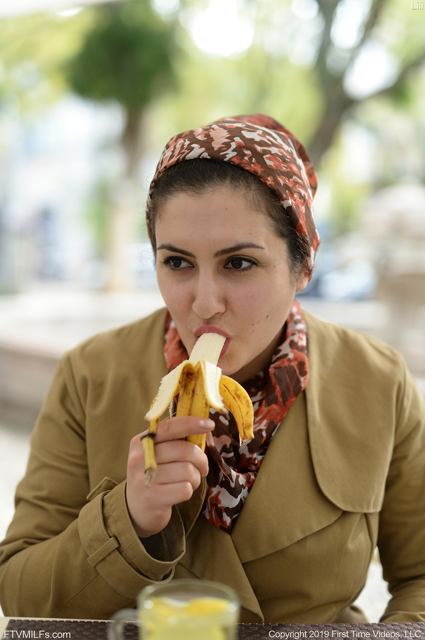 Cute Amateur Mom Lili Flashes Muff Pantyless In Public