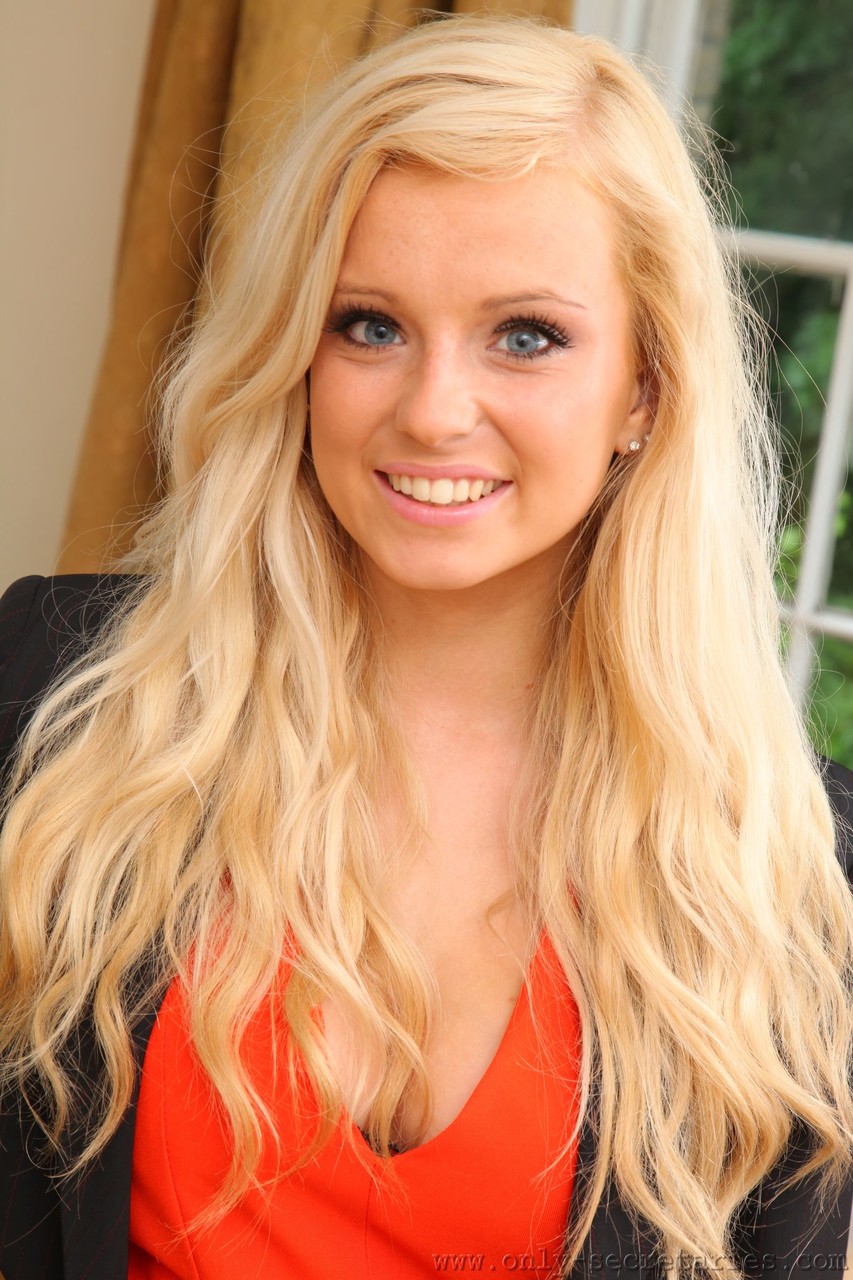 Блондинка-Милашка Холли С Прелестной Улыбкой Показывает Свои Великолепные Сиськи В Колготках