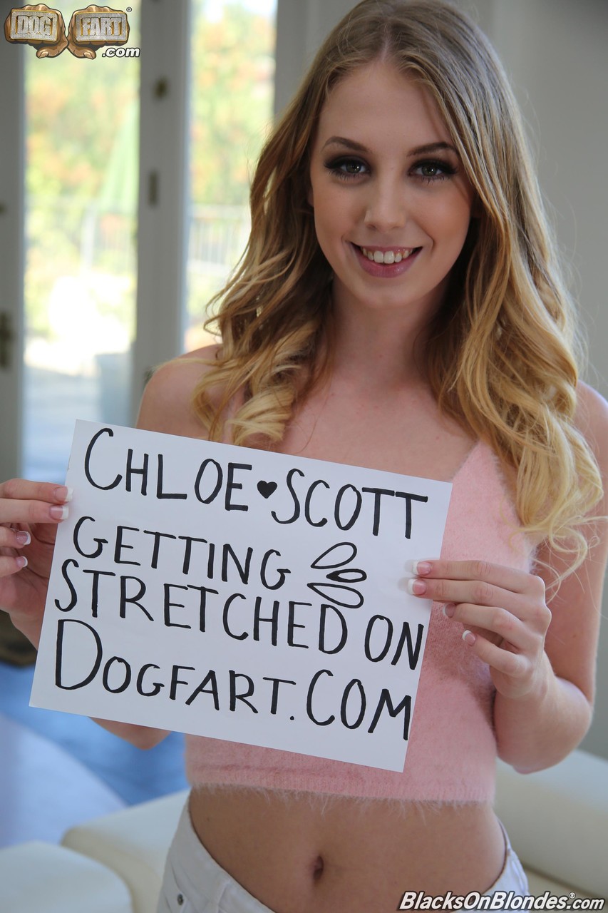 Chloe Scott、エロい金髪美女、シャツを脱いで小さな胸を露出