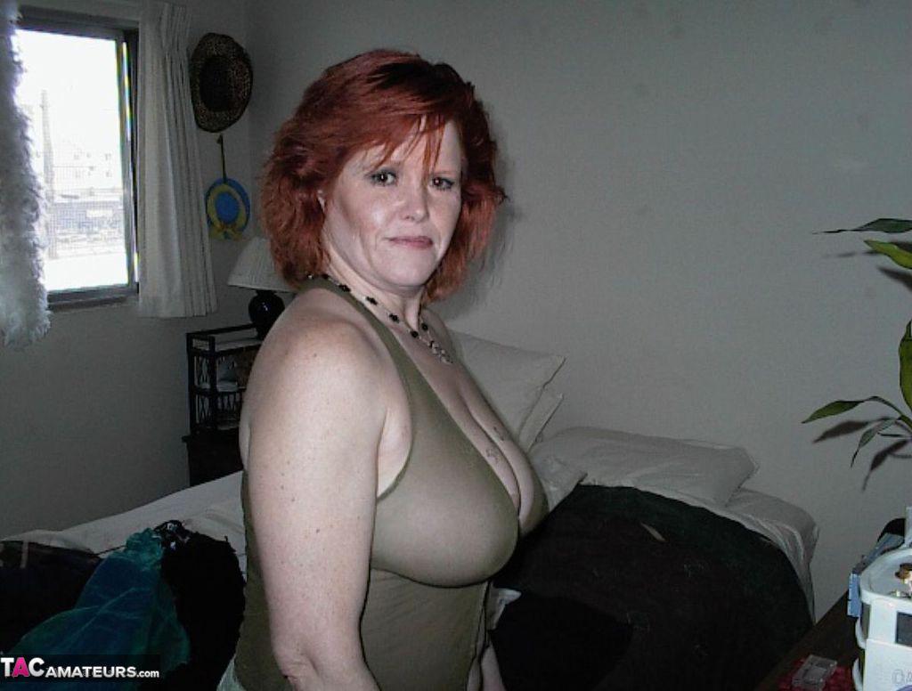 熟女赤毛のミシャが口から精子を自分の巨大な乳房にこぼす