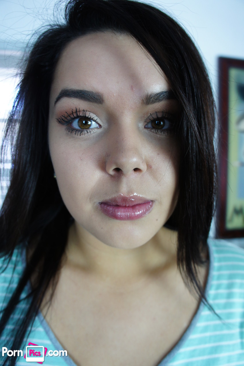 भूरी शहद ऑड्रे अगुइलेरा छोटे स्तन और रगड़ती है उसकी योनि