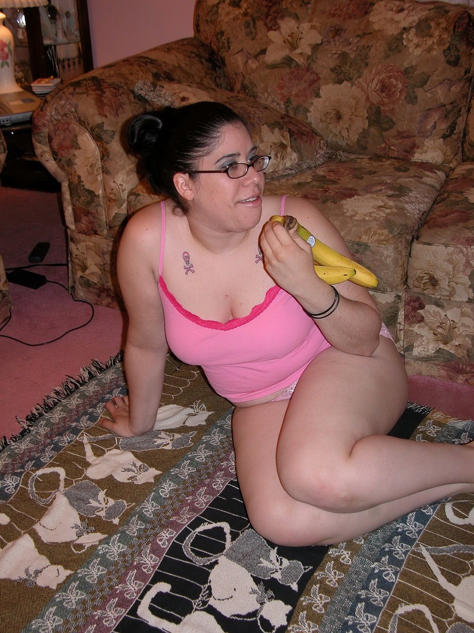शैतान मोटी लुलु गार्सिया कपड़े उतारती है और पके केले के साथ हस्तमैथुन करती है