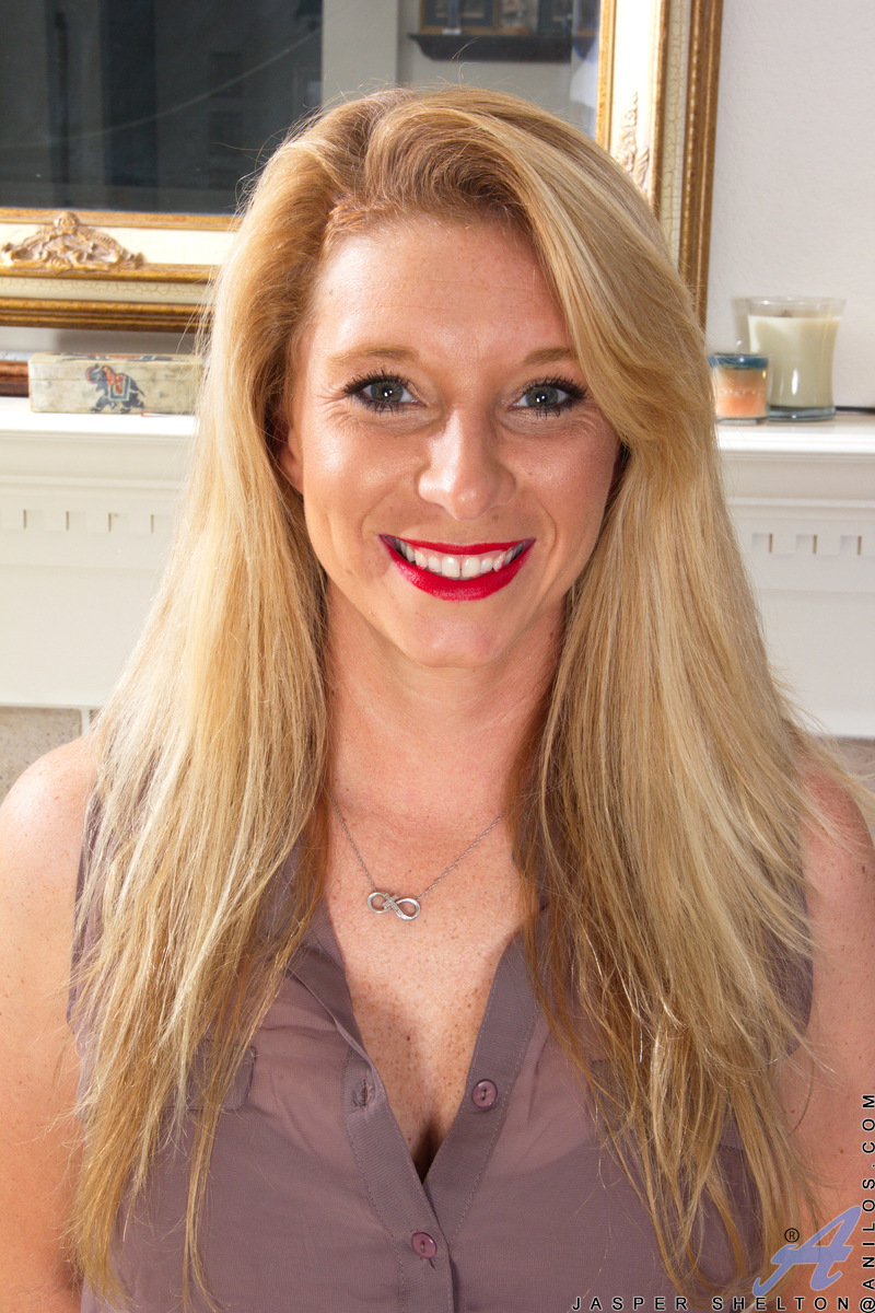 金髪のジャスパー・シェルトンはペイントされた爪で剃毛した膣を開く