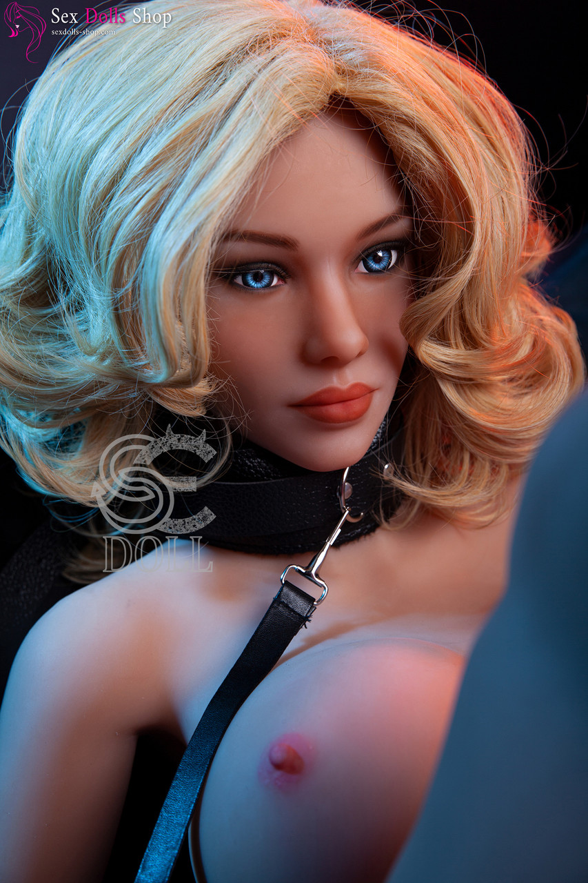 丰满金发性爱娃娃斯嘉丽戴手铐和牵引绳展示傲人曲线