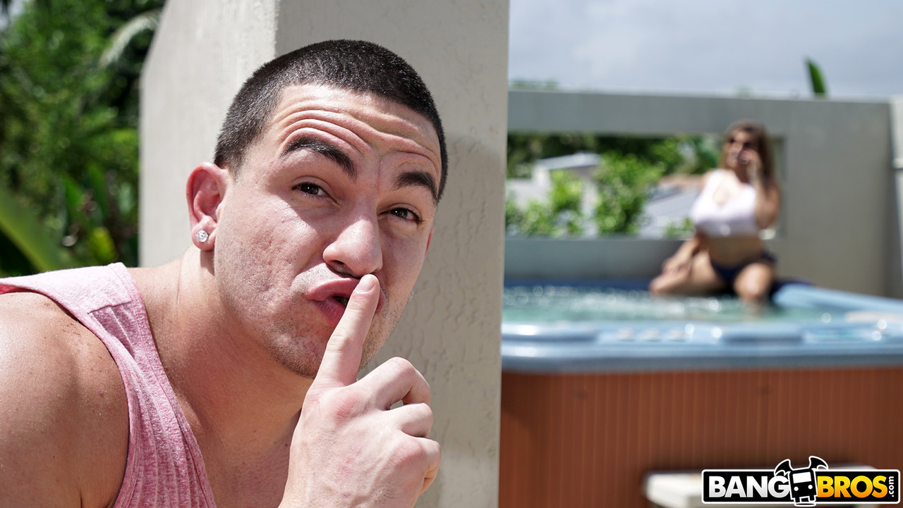 اللاتينية أليسандرا ذات الثديين الطبيعيين الضخمين تتم نكها في حوض الاستحمام الساخن