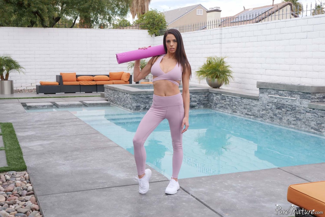 空腹なMILFイーバロングさんは彼女の玩具を玩ばれ、クレームパイされる