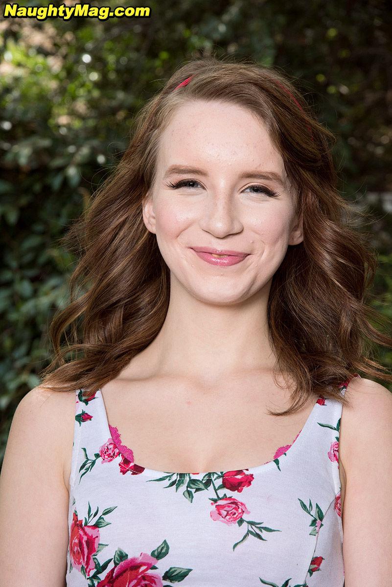 若い赤毛の少女リリームーンが深い喉からコックを飲み込み、つやのあるマンコを見せる