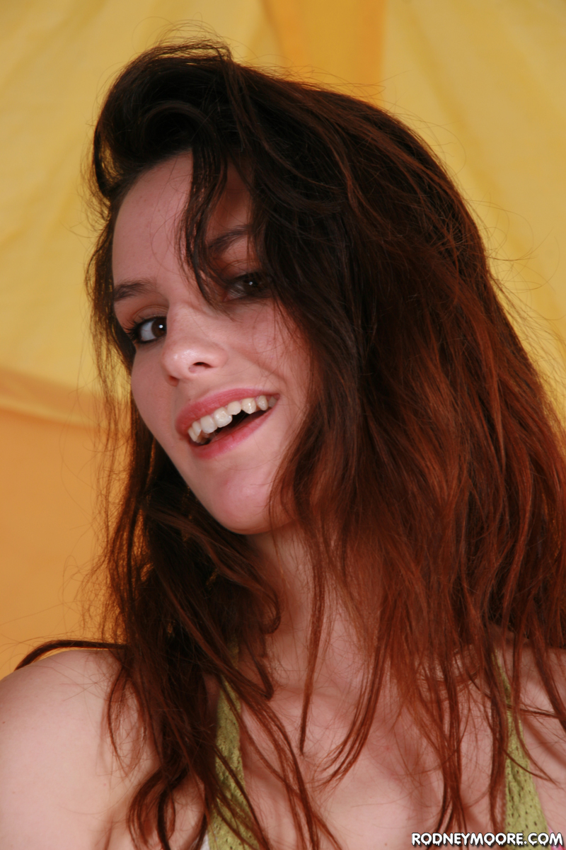 السمراء الجميلة سادي غراي تُظهر ثديين كبيرين ومؤخرة شهية قبل الجنس بمنظور الشخص الأول