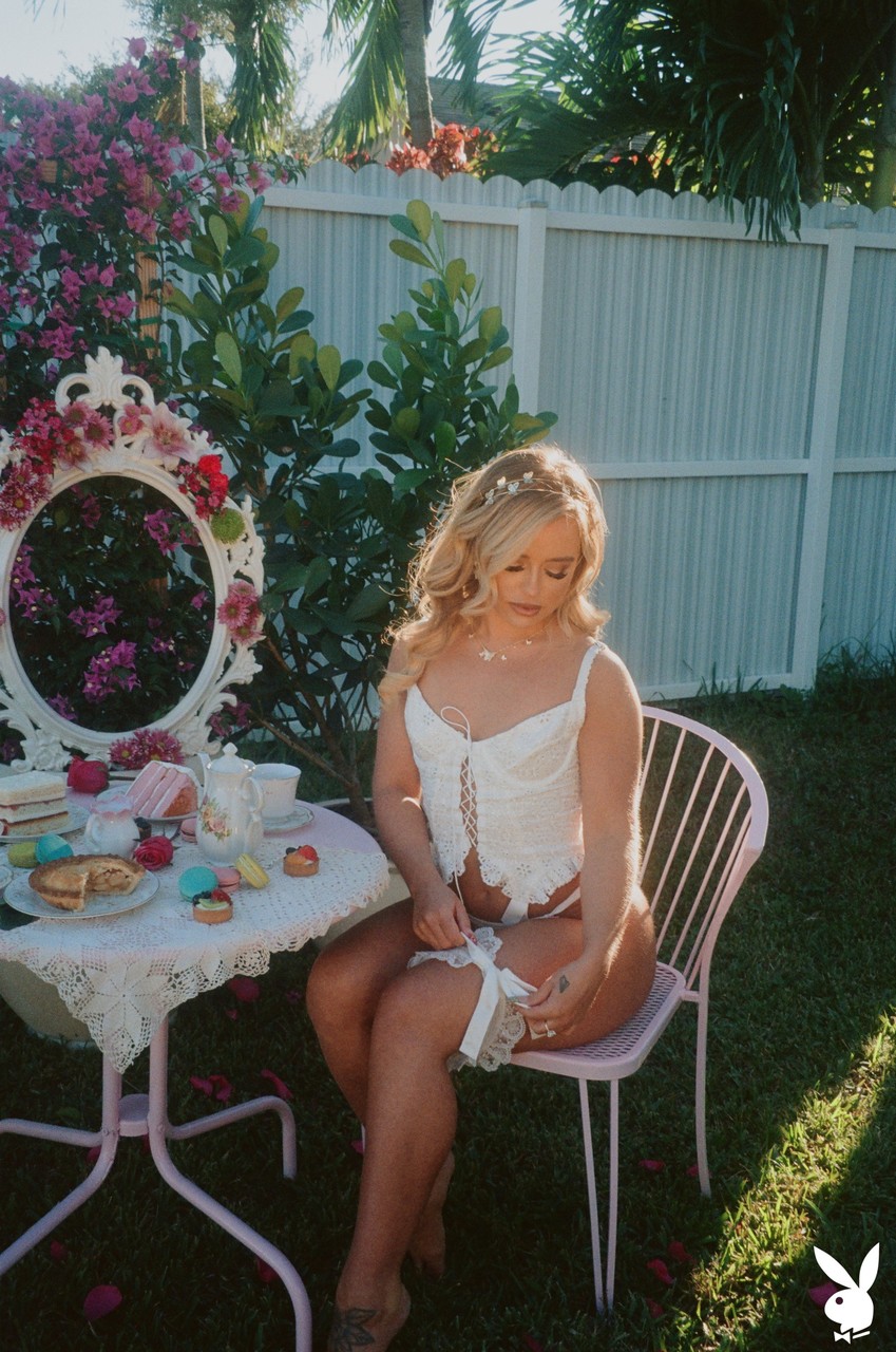 Гламурная Джеки Раздевается На Заднем Дворе Показывает Маленькие Сиськи Большую Жопу