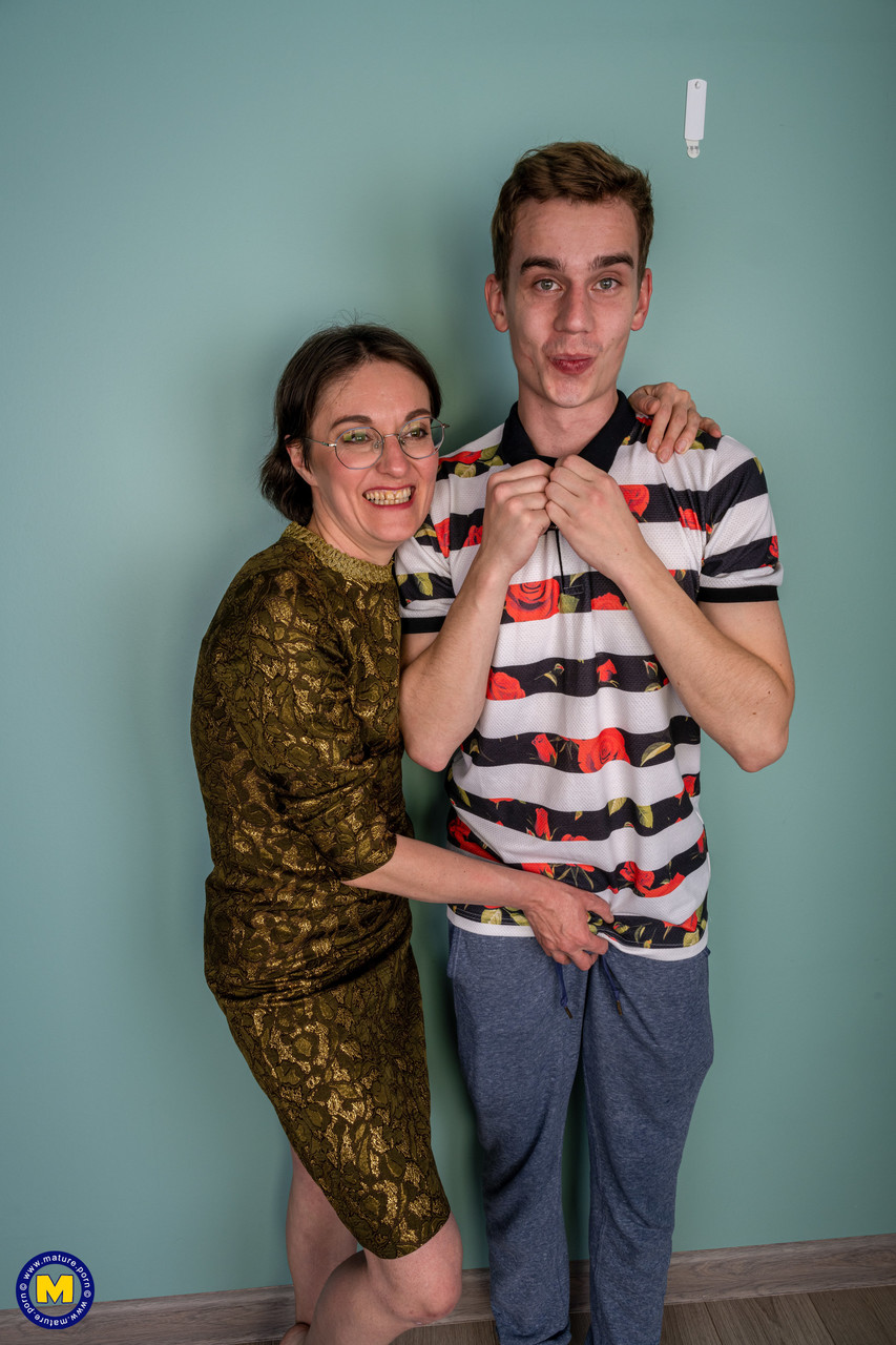 顽皮的少女凯蒂·韦斯特和她的男友与成熟女士一起裸体摆姿势