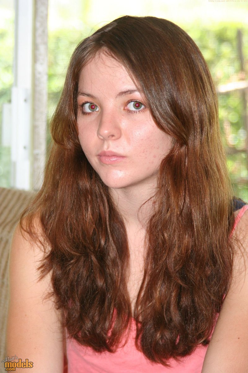 ばかり合法になった初体験のシー、全裸になってからトリミングした茂みを開く