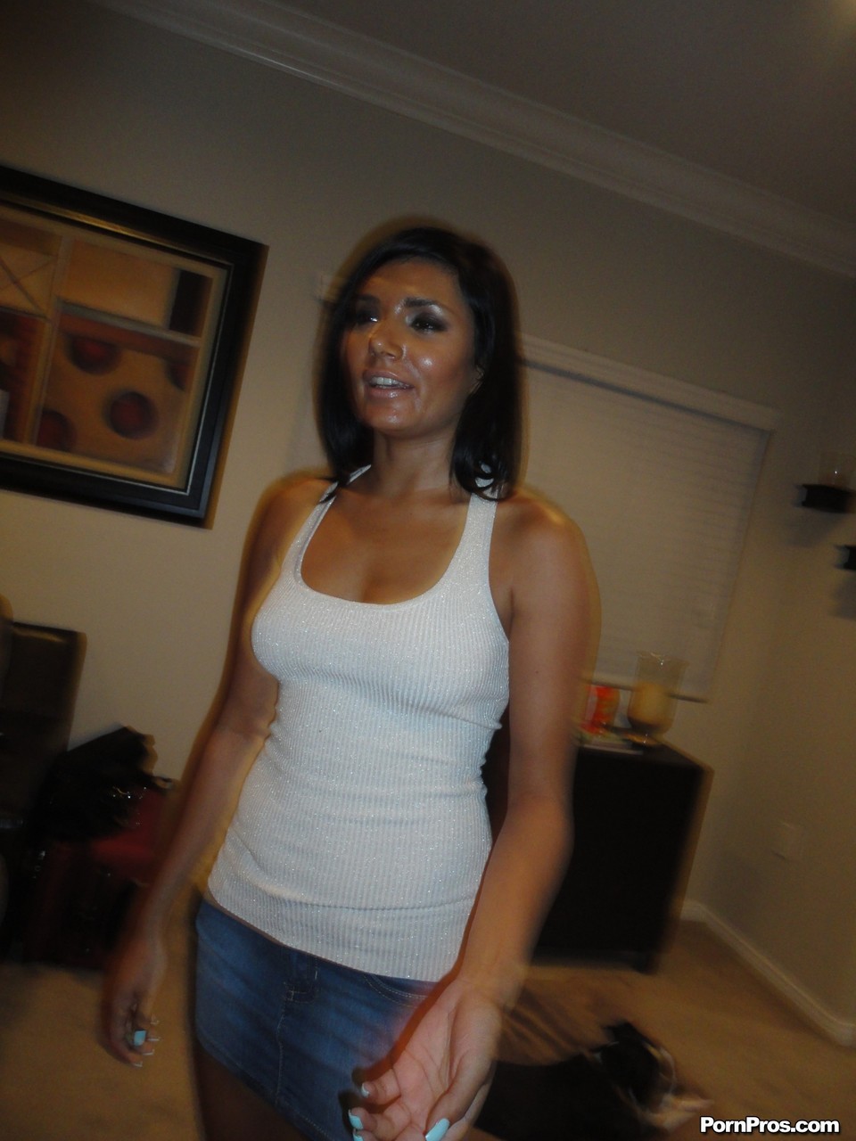 المراهقة الهواية شازيا ساهاري تُظهر مؤخرتها المدوّرة وثدييها الكبيرين في لقطة مقرّبة