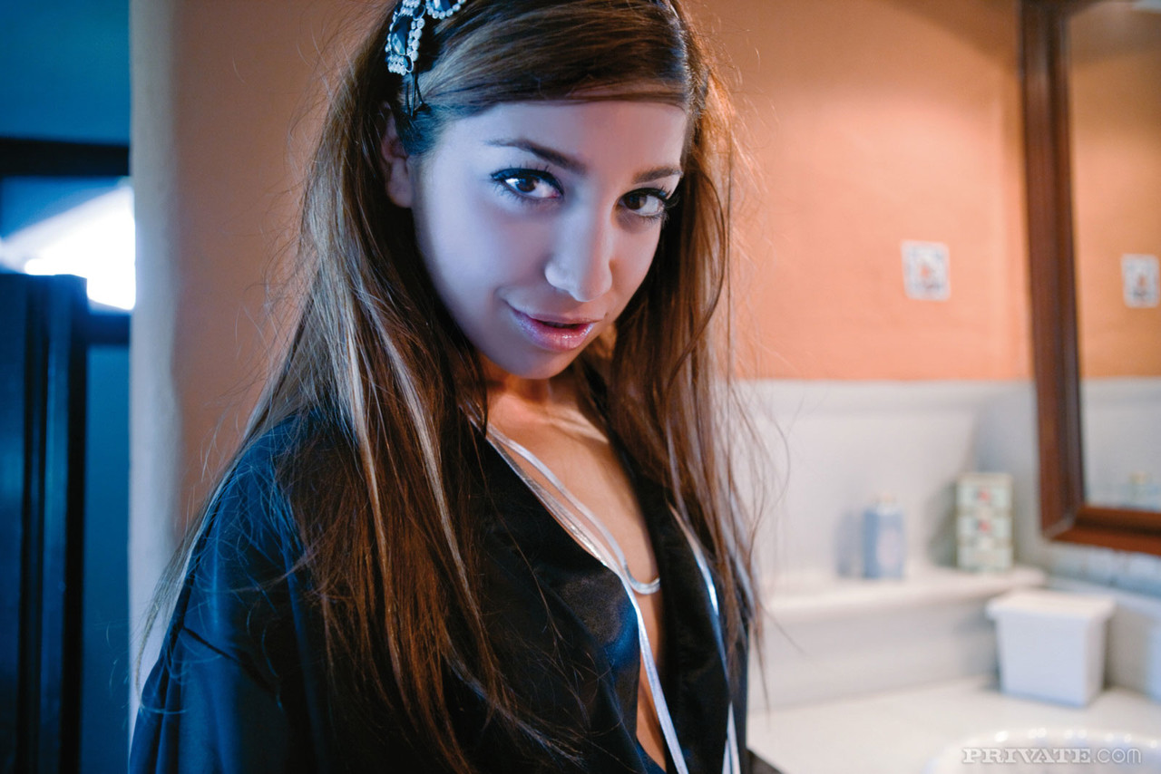 Горячая Подросток Карла Крус Получает Facial После Двойного Проникновения Рядом С Ванной