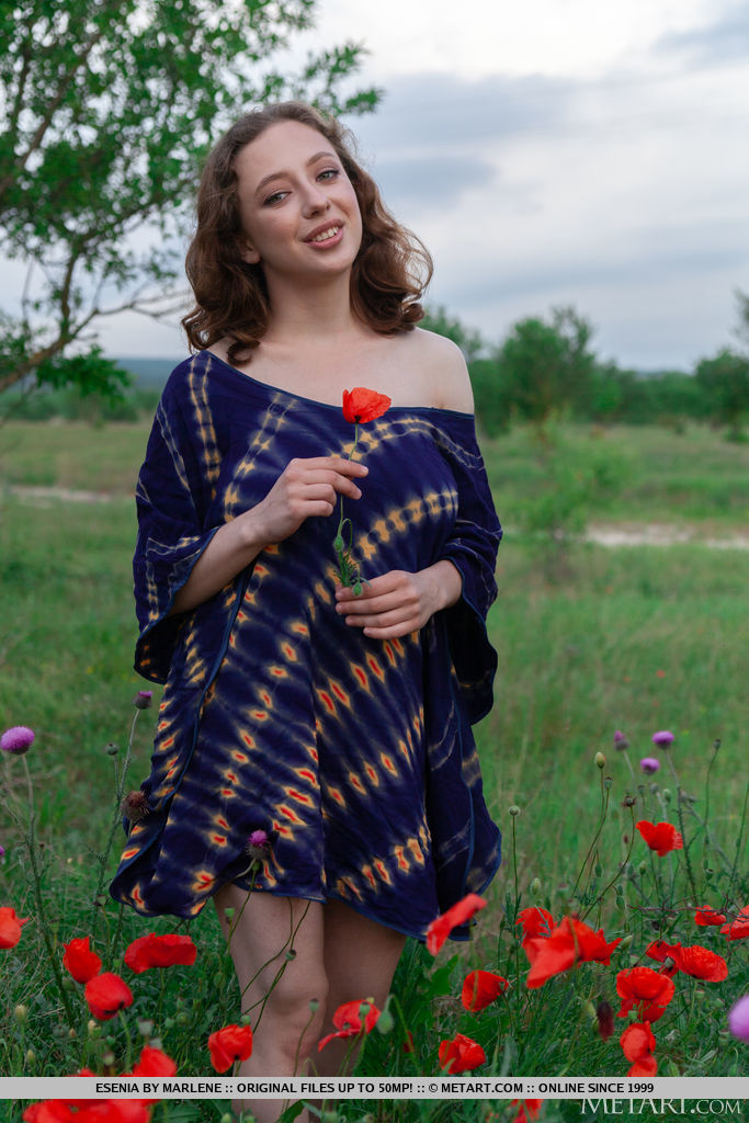 十代のエセニアが豊満な胸を露わに農家の庭で全裸になる