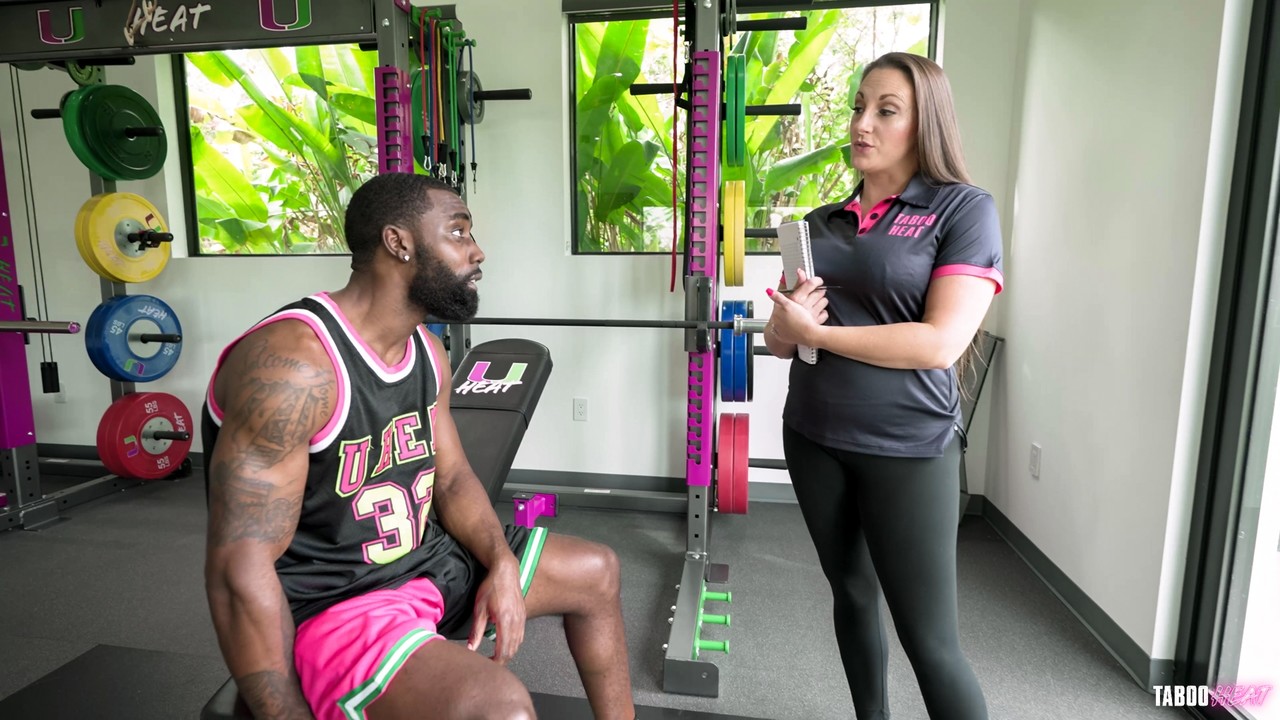 Melanie Hicks 在跨种族性爱后口含射精