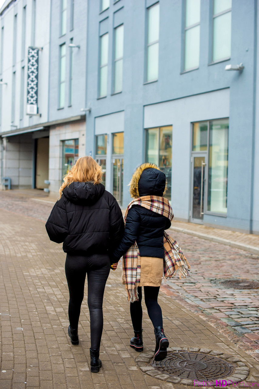 Lesbische Teenager Lesya Und Elza A In Orgasmischer Cunnilingus-Aktion