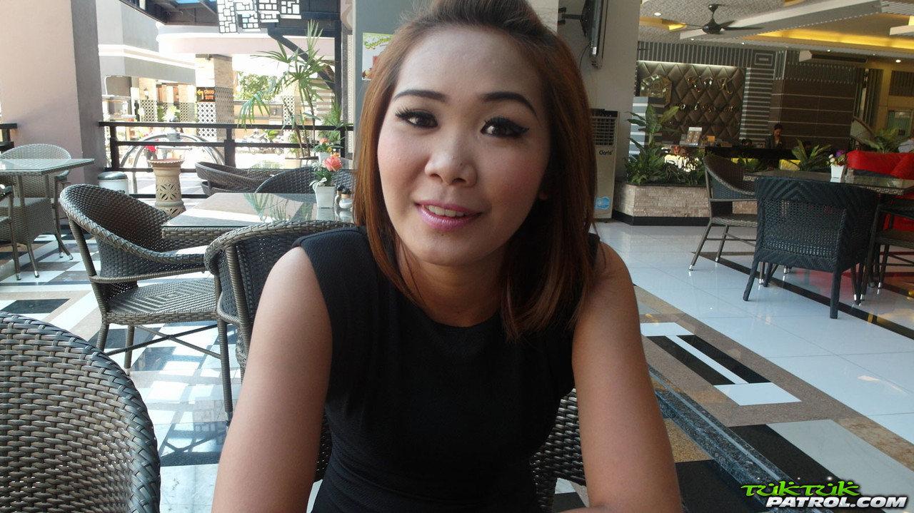 愛らしいタイの美女ソムが甘美な小さなおっぱいと大きなおまんこを見せる