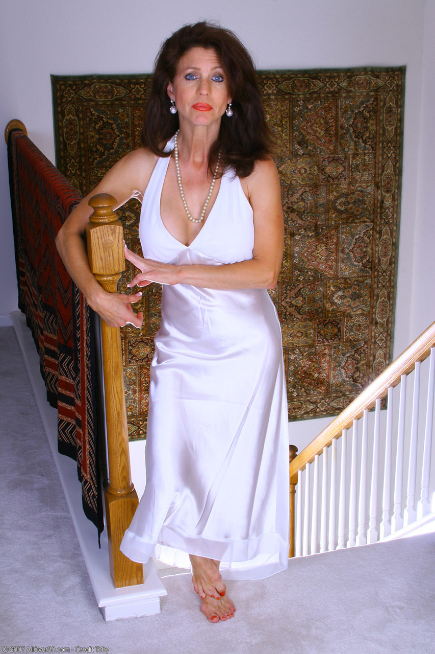 黒髪の熟女マディソンが裸で巨乳と剃ったマンコを見せつける