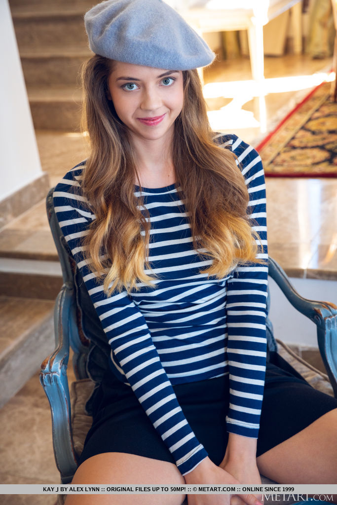 ティーンKay Jが全裸になる前に水玉柄の下着を見せる