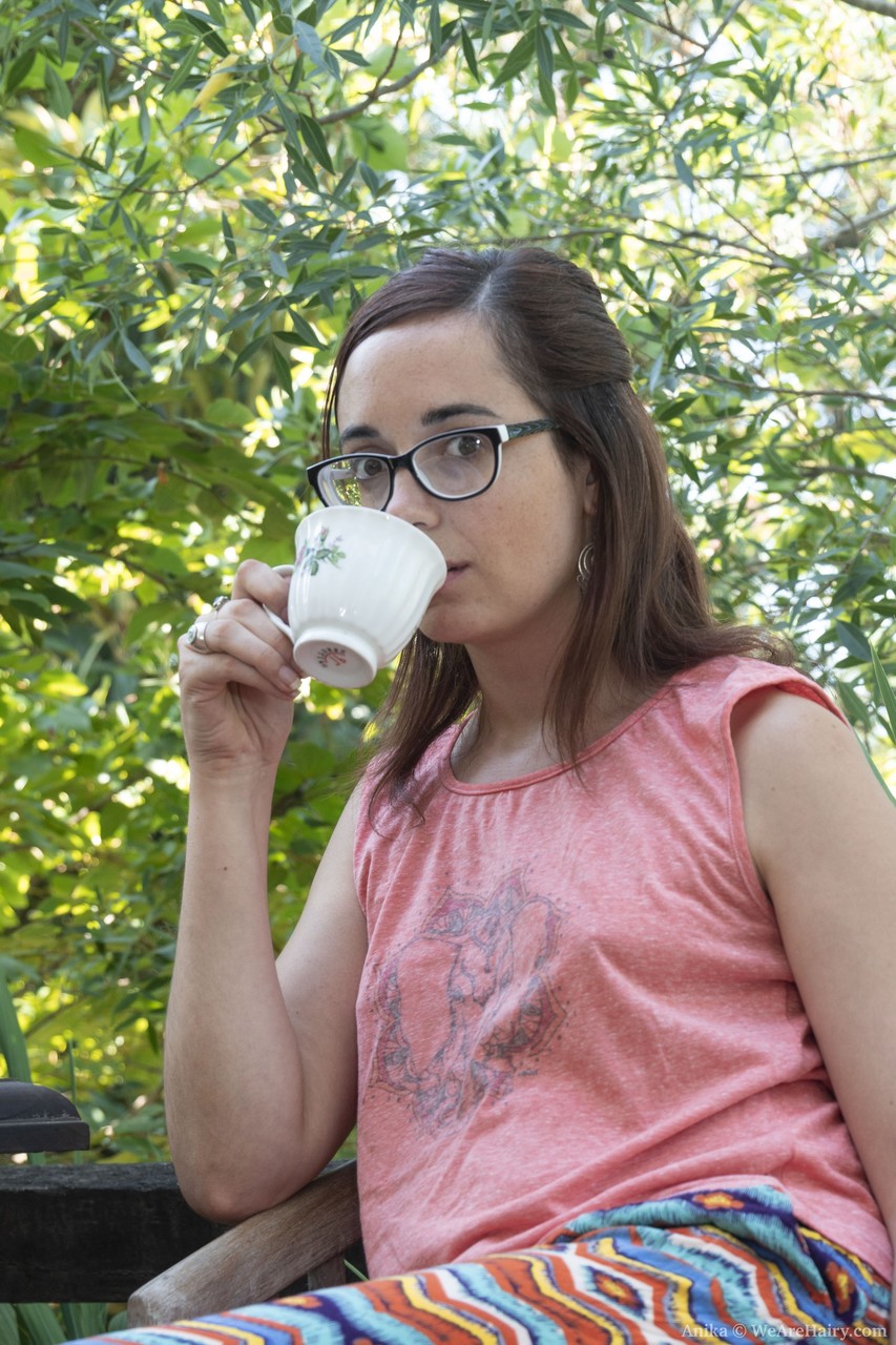 Schlanke Brünette Anika Zeigt Ihren Busch Auf Der Terrasse