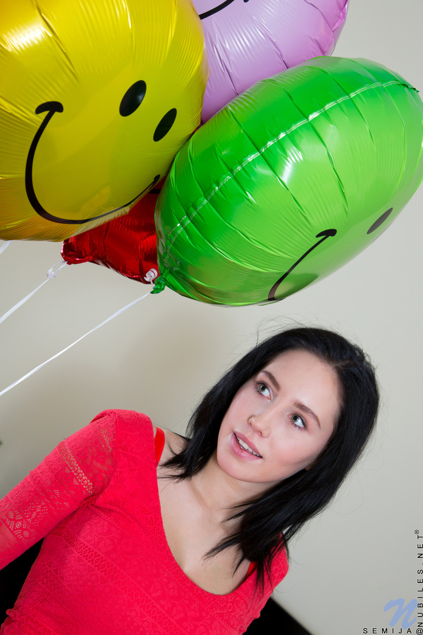 息をのむほど美しい美女セミジャが魅惑的なおっぱいを見せて滑らかなマンコを指で刺激する