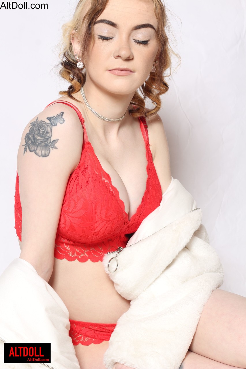 Altドールが熱いXXXパフォーマンスで全裸になる