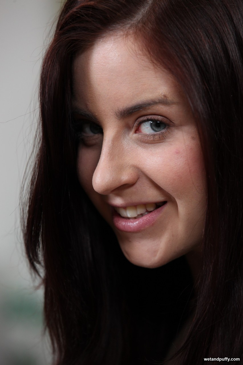 सोलो लेक्सी कैंडी खिलौने दोनों छेदों में बड़े प्राकृतिकों के साथ सांवली बेब