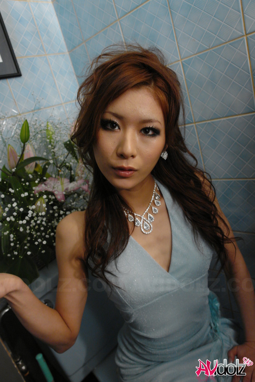 優雅的日本美女惠蓮為小亞洲陰莖提供視角口交