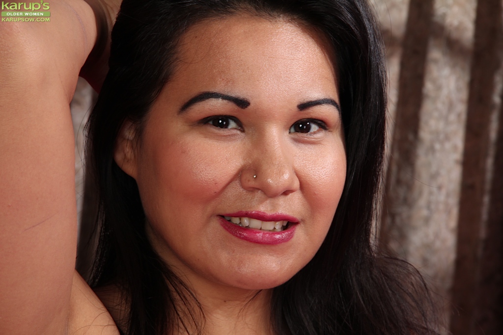 丰满亚洲Susie Jhonson抽插并自慰她的湿阴道