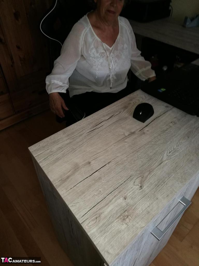 Horny Oma Sticks Sharpie In Hairy Vagina Wearing Back Seam Nylons