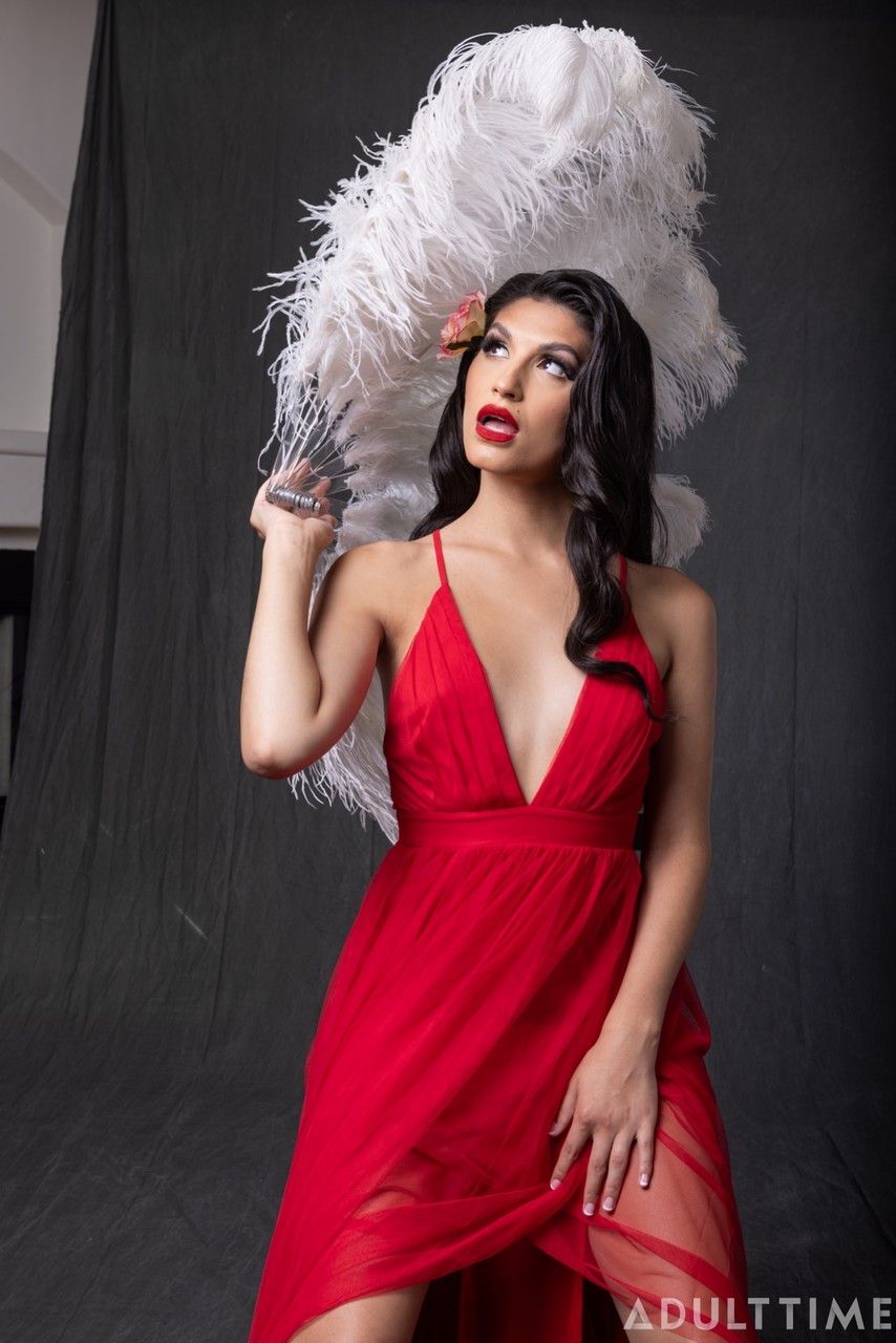 Очарована В Главных Ролях Томми Кинг И Зария Аура