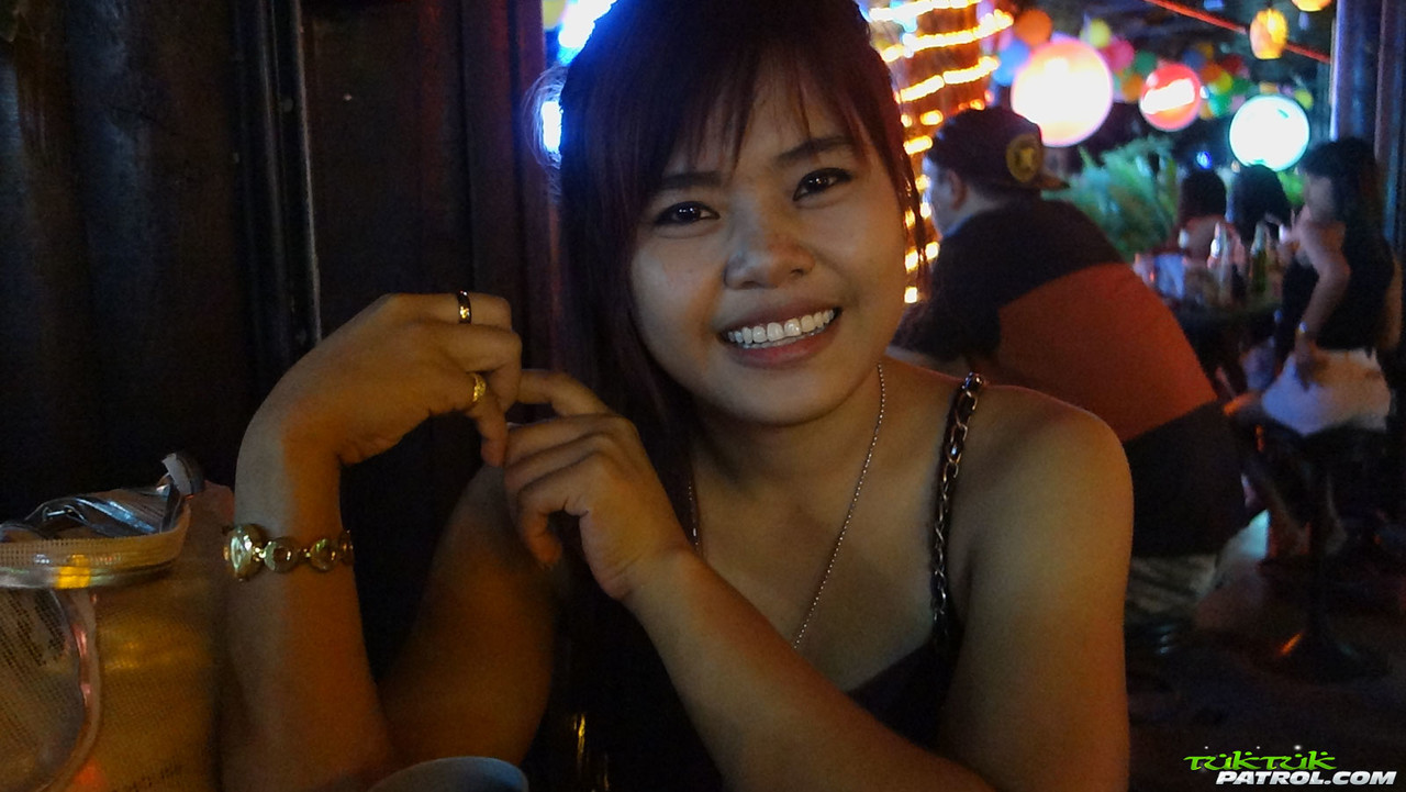 الفتاة التايلاندية الهواة الحلوى مام تتعرى لممارسة الجنس المثير POV